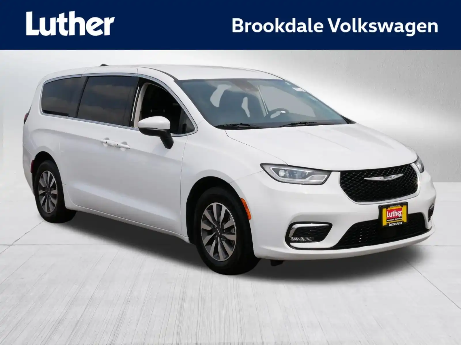 2023 Chrysler Pacifica Hybrid Touring L Hybrid's photo