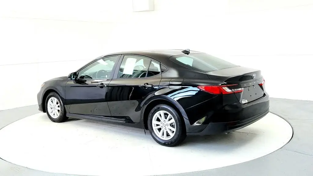 2025 Toyota Camry LE Hybrid photo 4