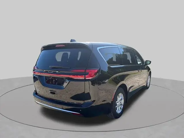2027 Chrysler Pacifica Select photo 4