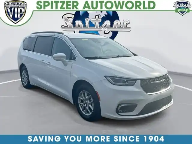 2022 Chrysler Pacifica Touring L's photo