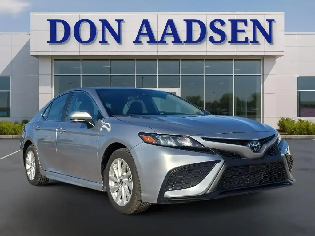 2024 Toyota Camry SE's photo