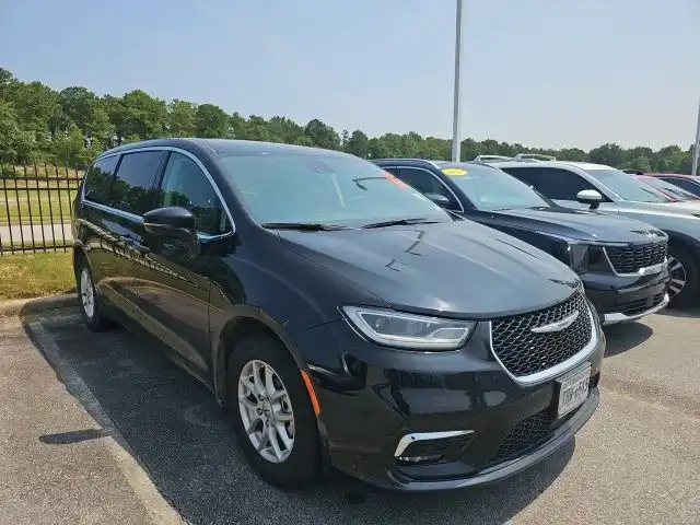 2024 Chrysler Pacifica Touring L's photo