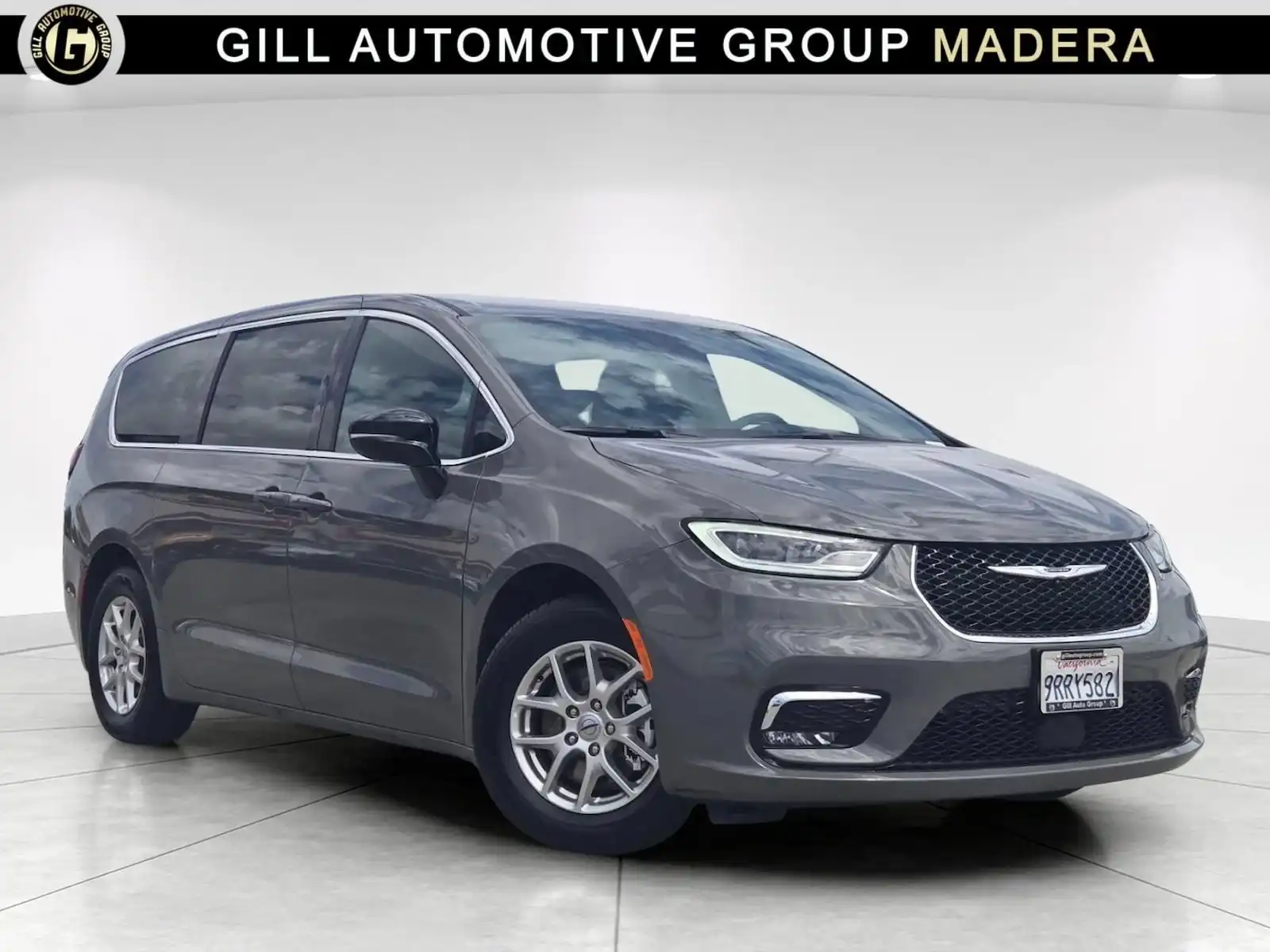 2025 Chrysler Pacifica Select's photo