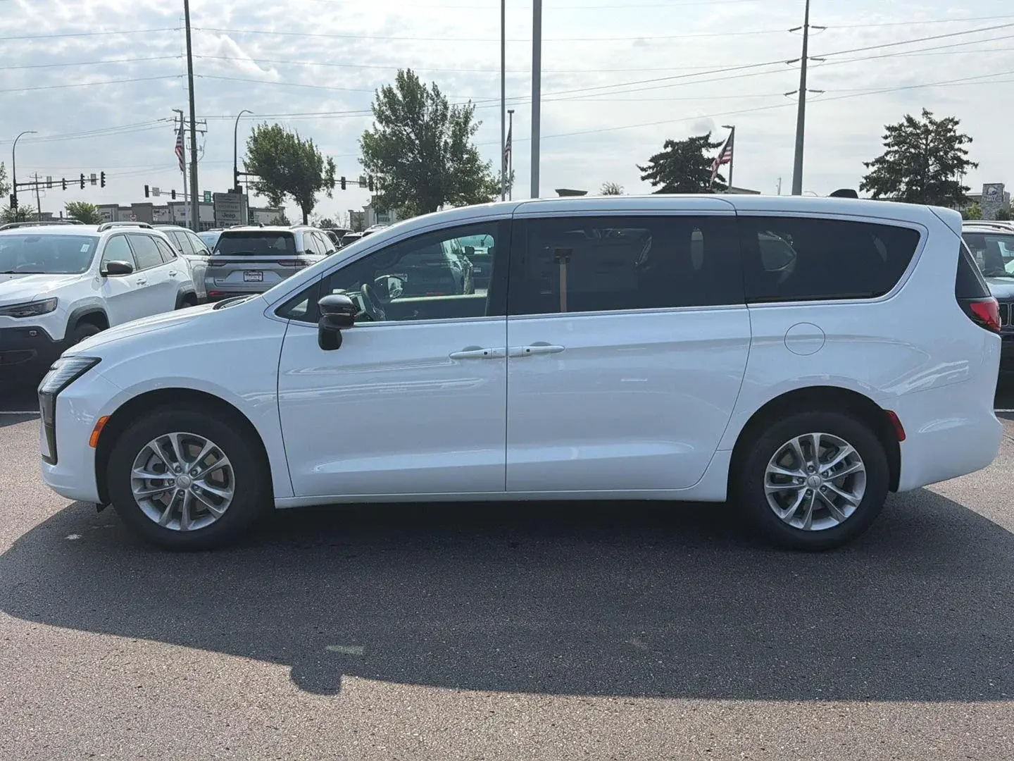 2027 Chrysler Pacifica Select AWD photo 4