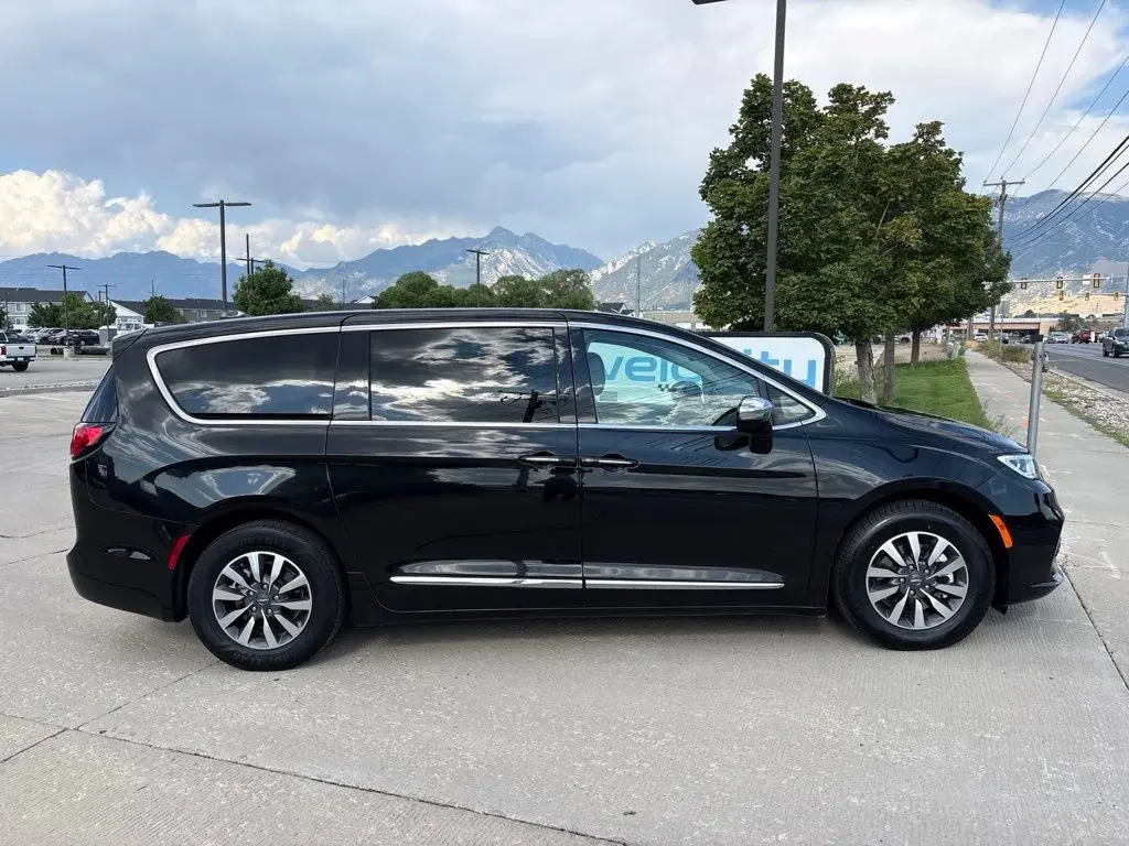 2023 Chrysler Pacifica Hybrid Limited photo 3