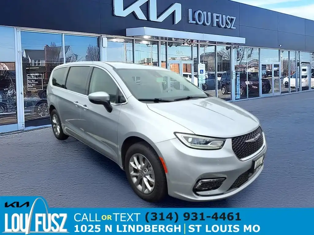 2023 Chrysler Pacifica Touring L AWD's photo