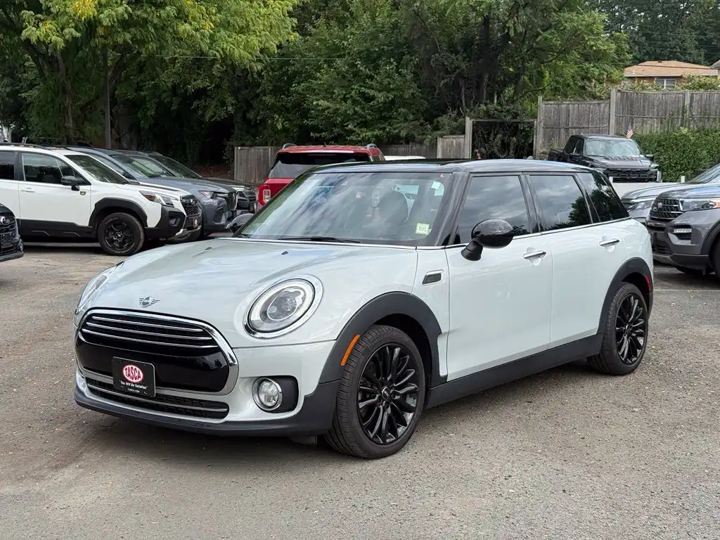 2019 MINI Clubman Cooper Signature's photo