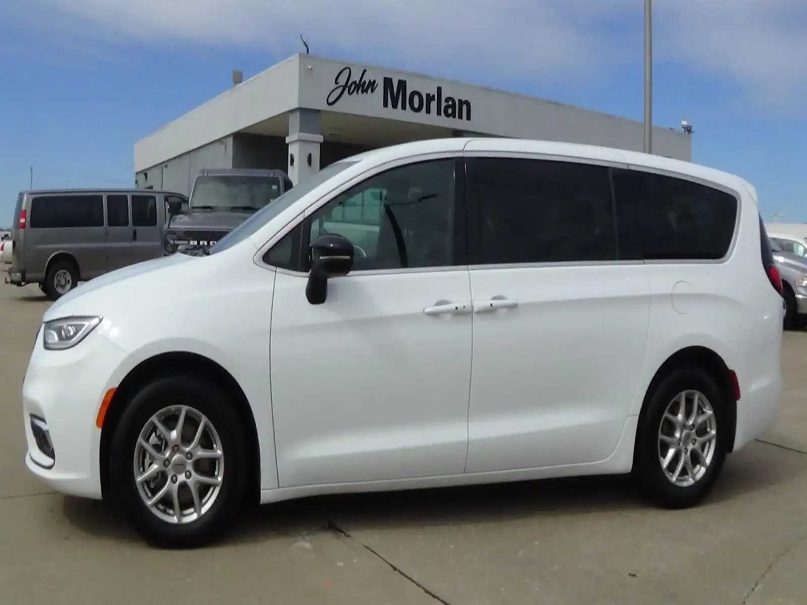 2025 Chrysler Pacifica Select photo 1