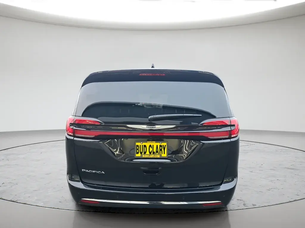 2026 Chrysler Pacifica Select photo 4