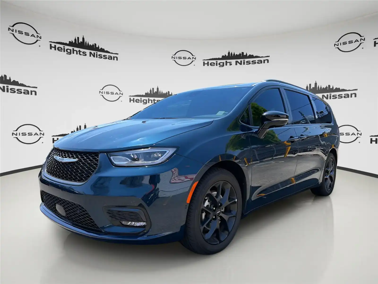 2025 Chrysler Pacifica Limited's photo