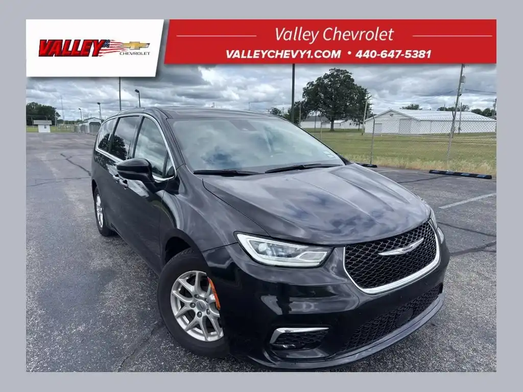 2023 Chrysler Pacifica Touring L's photo