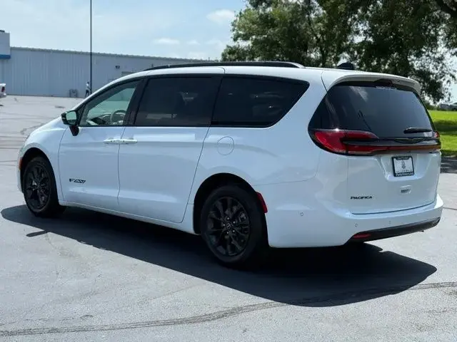 2025 Chrysler Pacifica Select photo 5