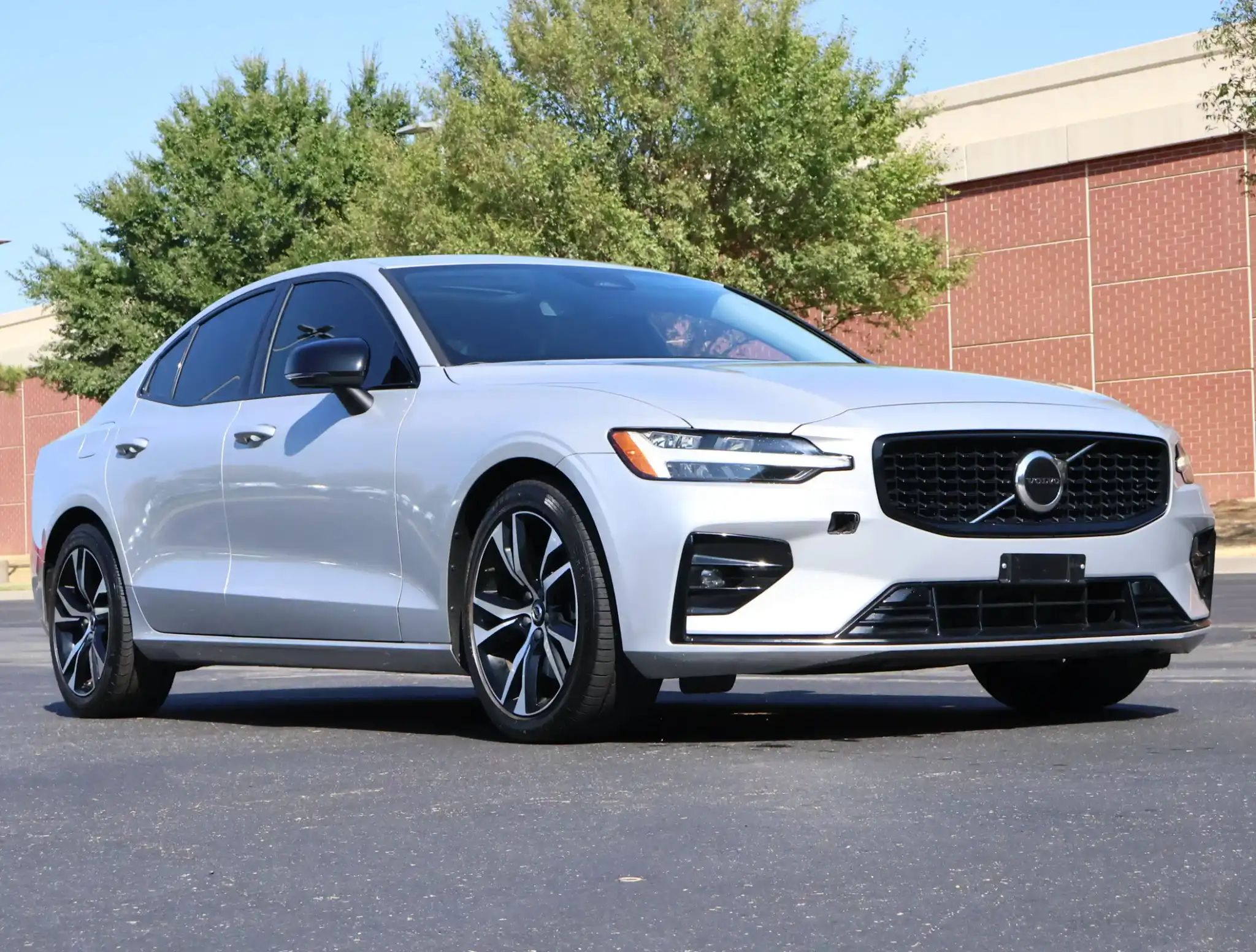 2024 Volvo S60 B5 Core Dark Theme's photo
