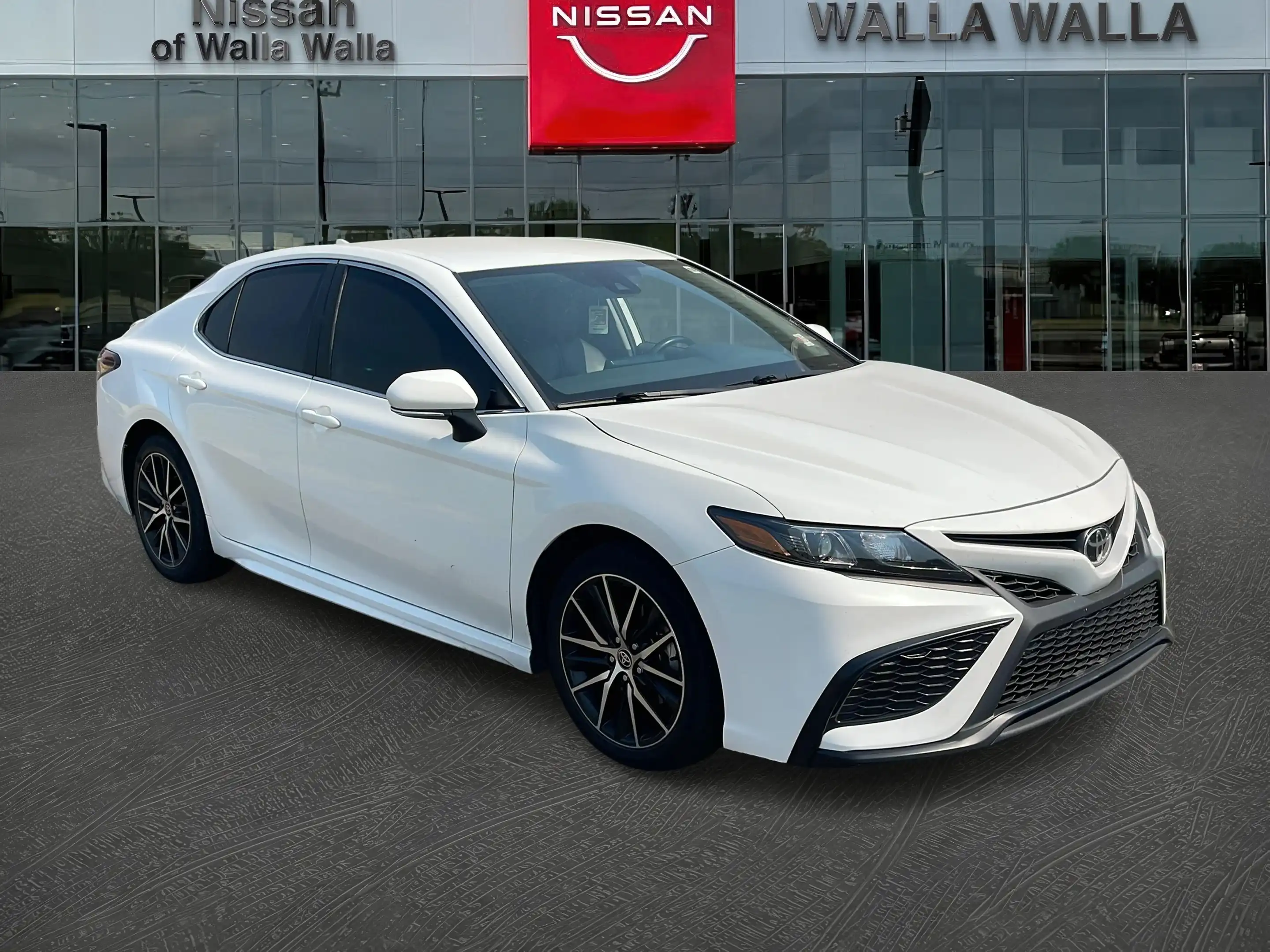2024 Toyota Camry SE's photo