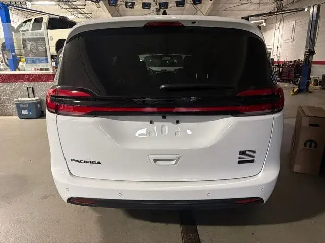 2027 Chrysler Pacifica Select AWD photo 4