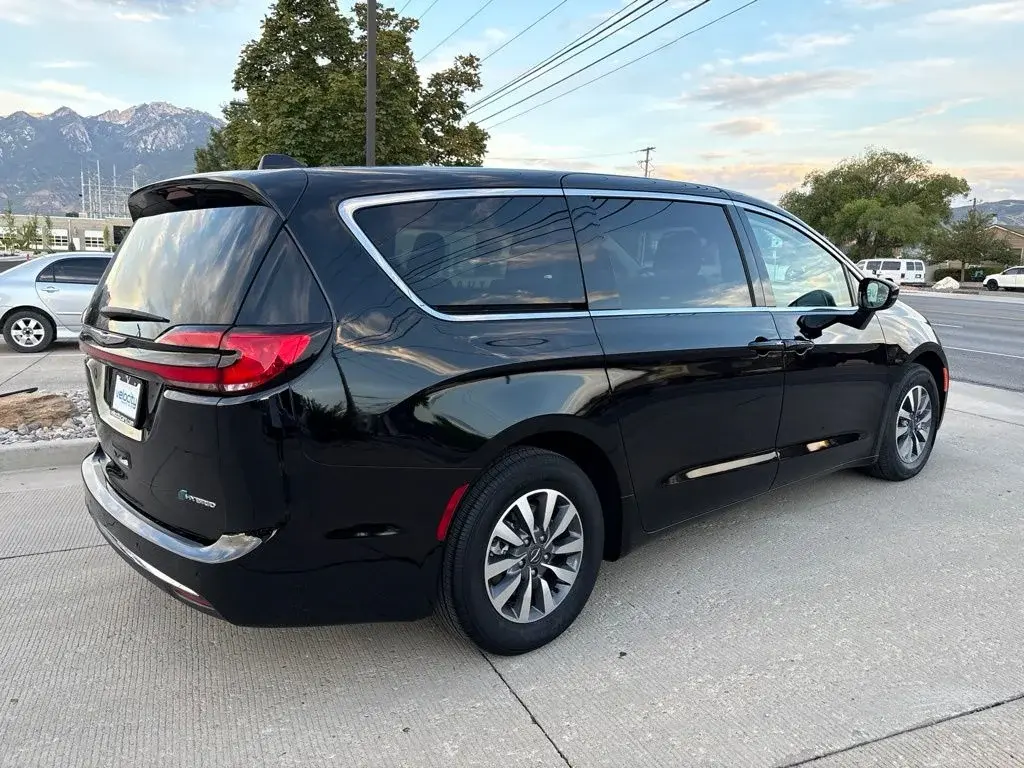 2024 Chrysler Pacifica Hybrid PHEV Select photo 4