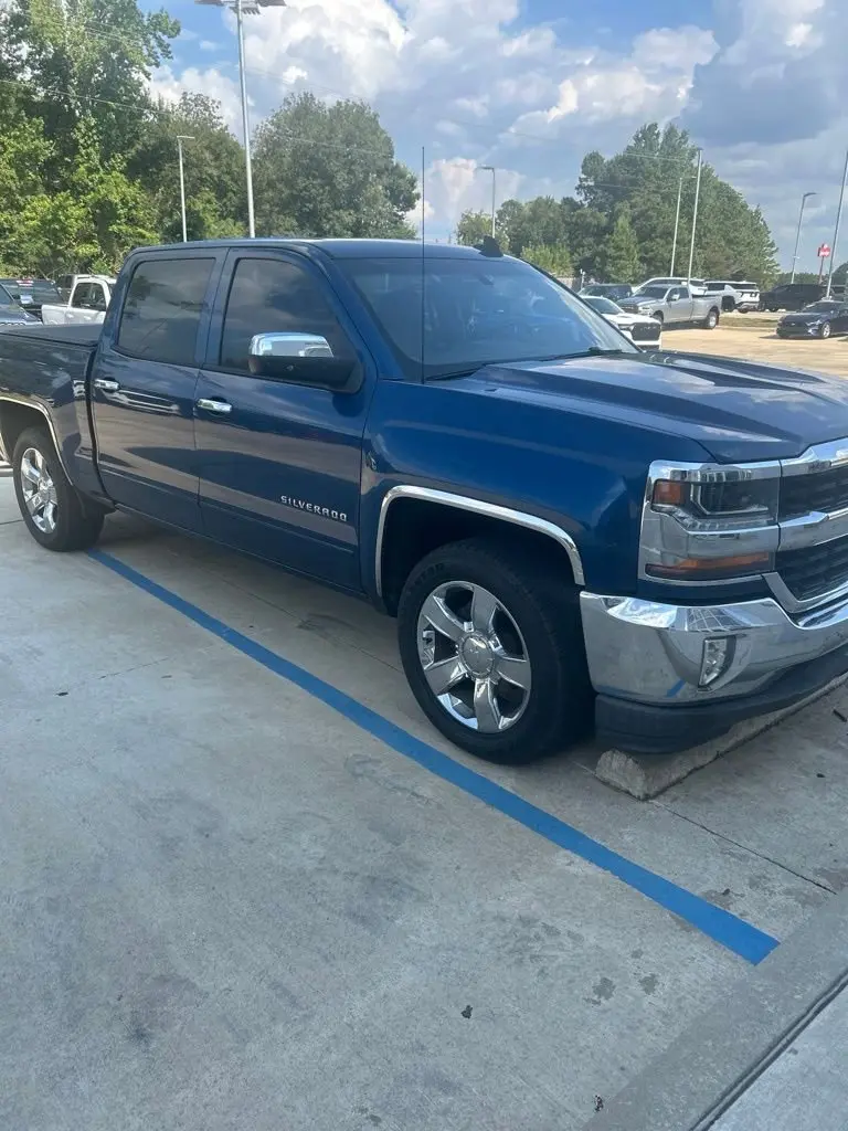 2017 Chevrolet Silverado 1500 LT Crew Cab Short Box photo 3