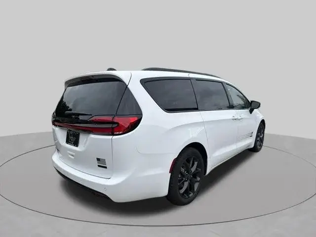 2027 Chrysler Pacifica Select photo 3