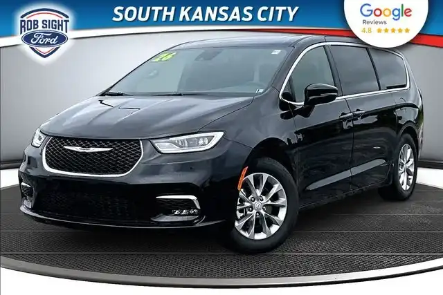 2026 Chrysler Pacifica Limited's photo
