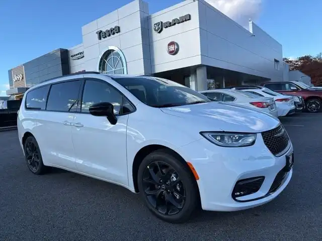 2026 Chrysler Pacifica Select's photo