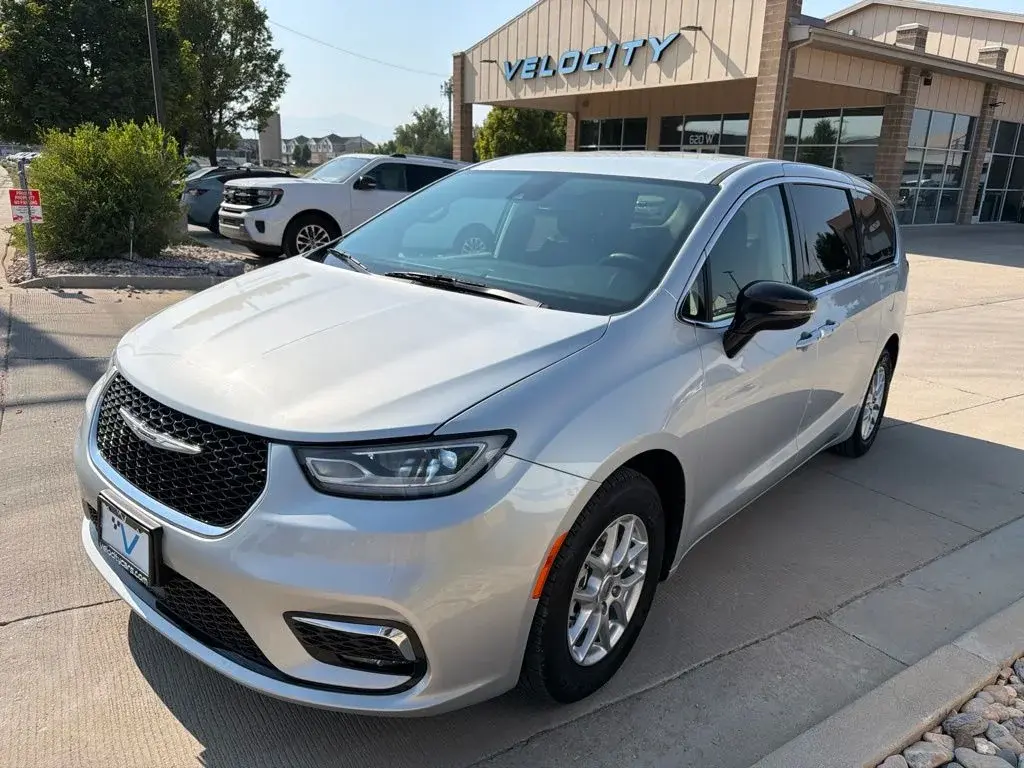 2024 Chrysler Pacifica Touring L photo 3