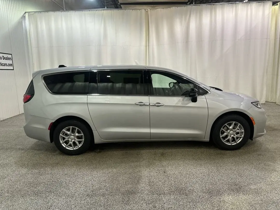 2026 Chrysler Pacifica Select photo 5