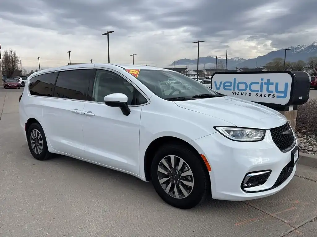 2023 Chrysler Pacifica Hybrid Touring L Hybrid's photo