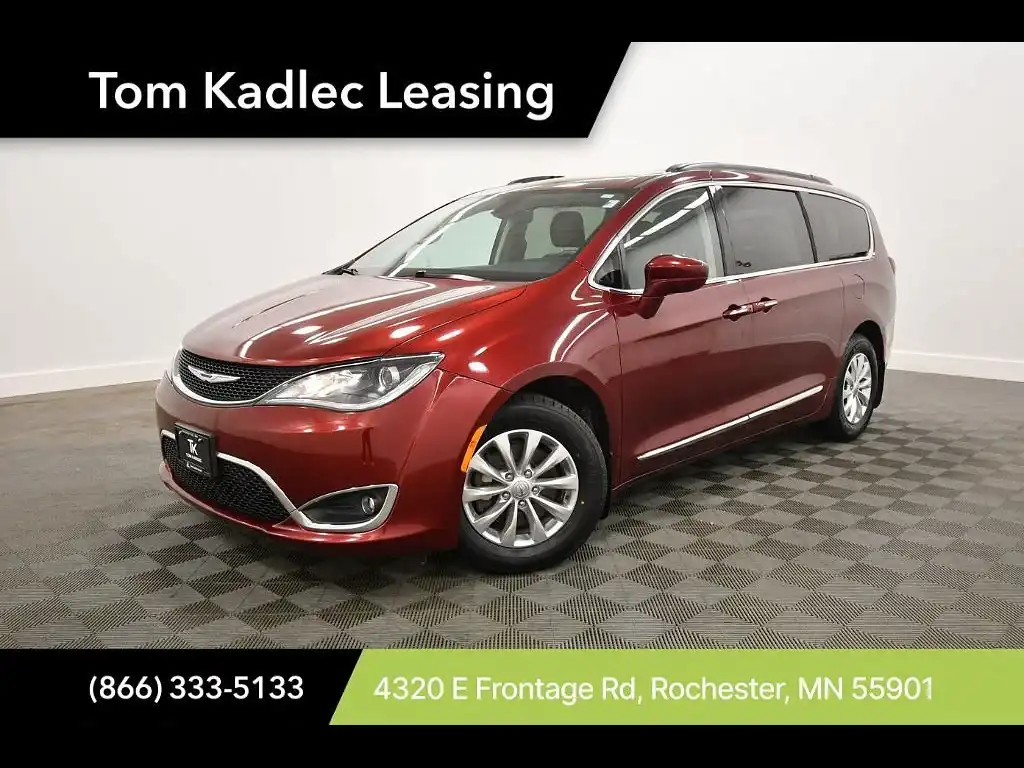 2017 Chrysler Pacifica Touring-L's photo