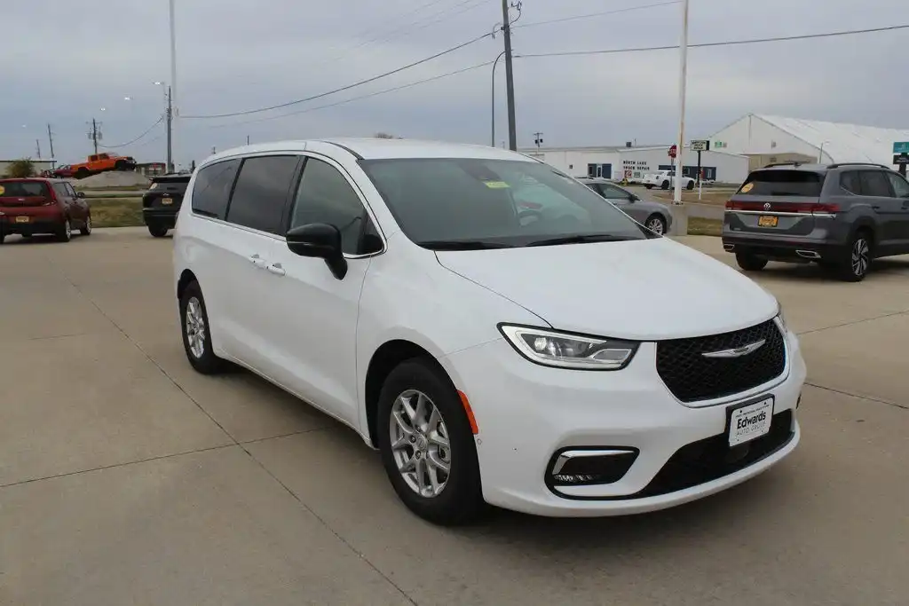2026 Chrysler Pacifica Select's photo