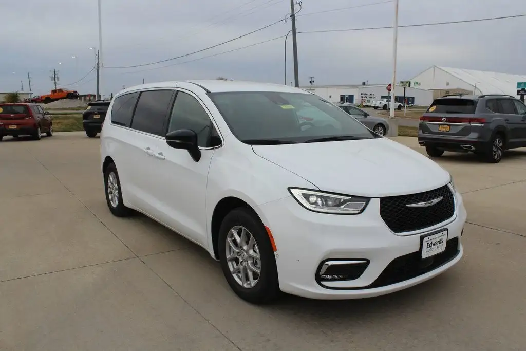 2026 Chrysler Pacifica Select photo 1