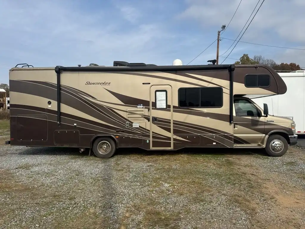 2017 Ford E-Series DRW E-450 Super Duty 176 in WB's photo