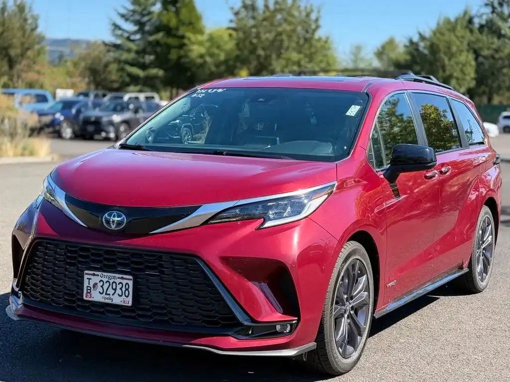 2021 Toyota Sienna XSE 7-Passenger Hybrid FWD's photo