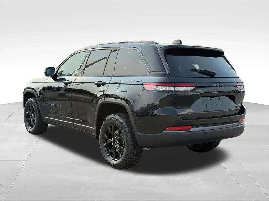 2026 Jeep Grand Cherokee Laredo Altitude photo 3