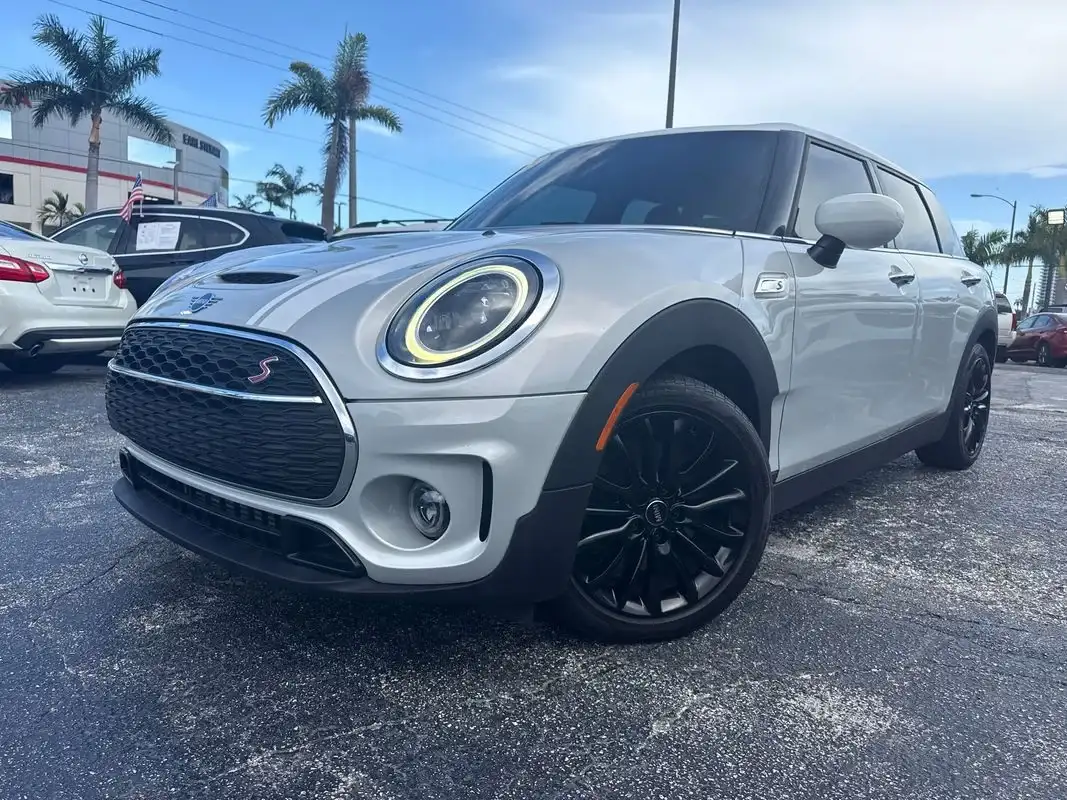 2023 MINI Clubman Cooper S's photo