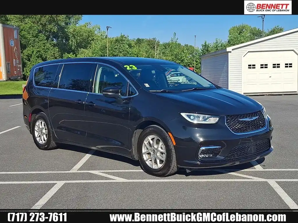 2023 Chrysler Pacifica Touring L's photo