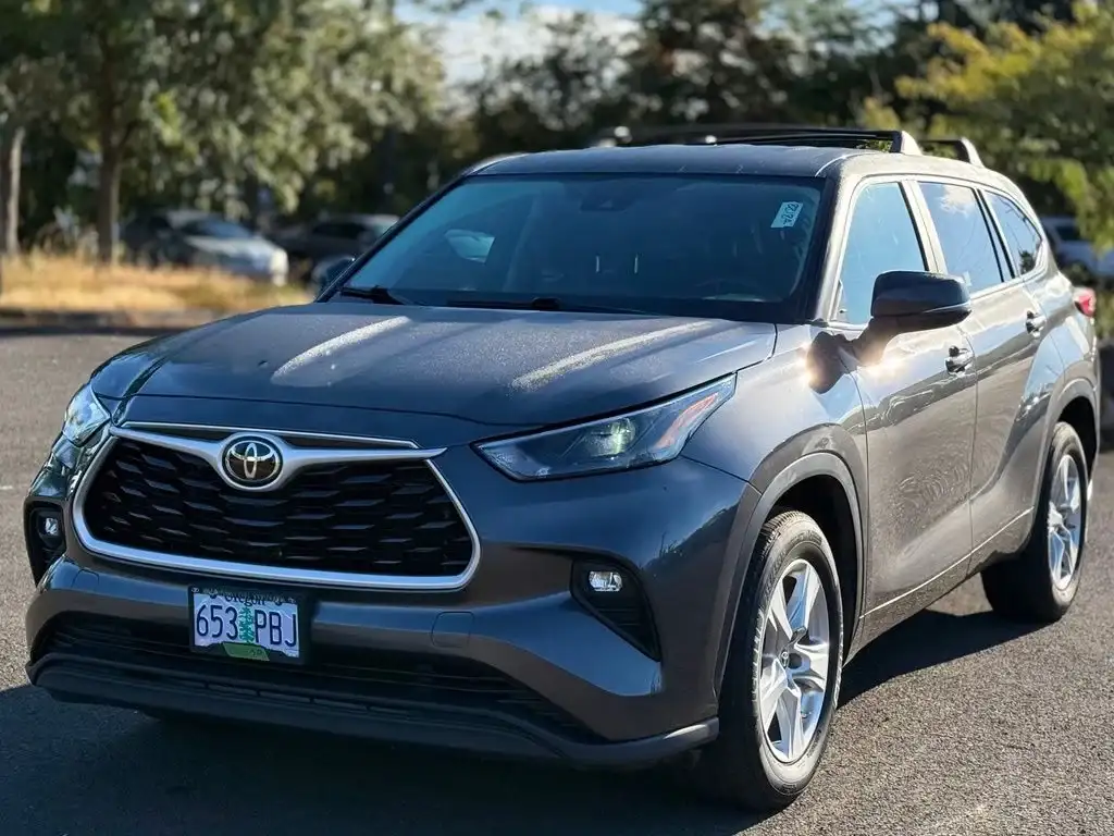 2023 Toyota Highlander LE FWD's photo