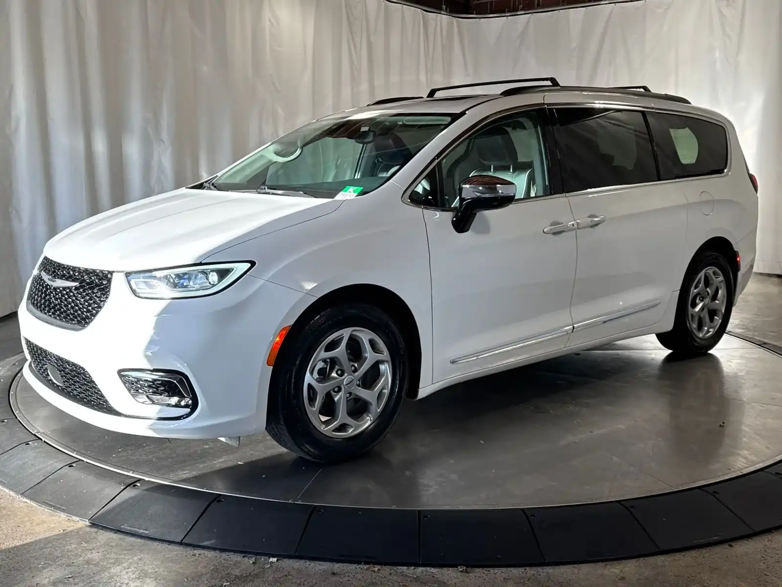 2023 Chrysler Pacifica Limited's photo