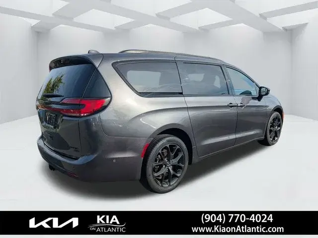 2023 Chrysler Pacifica Limited AWD photo 3