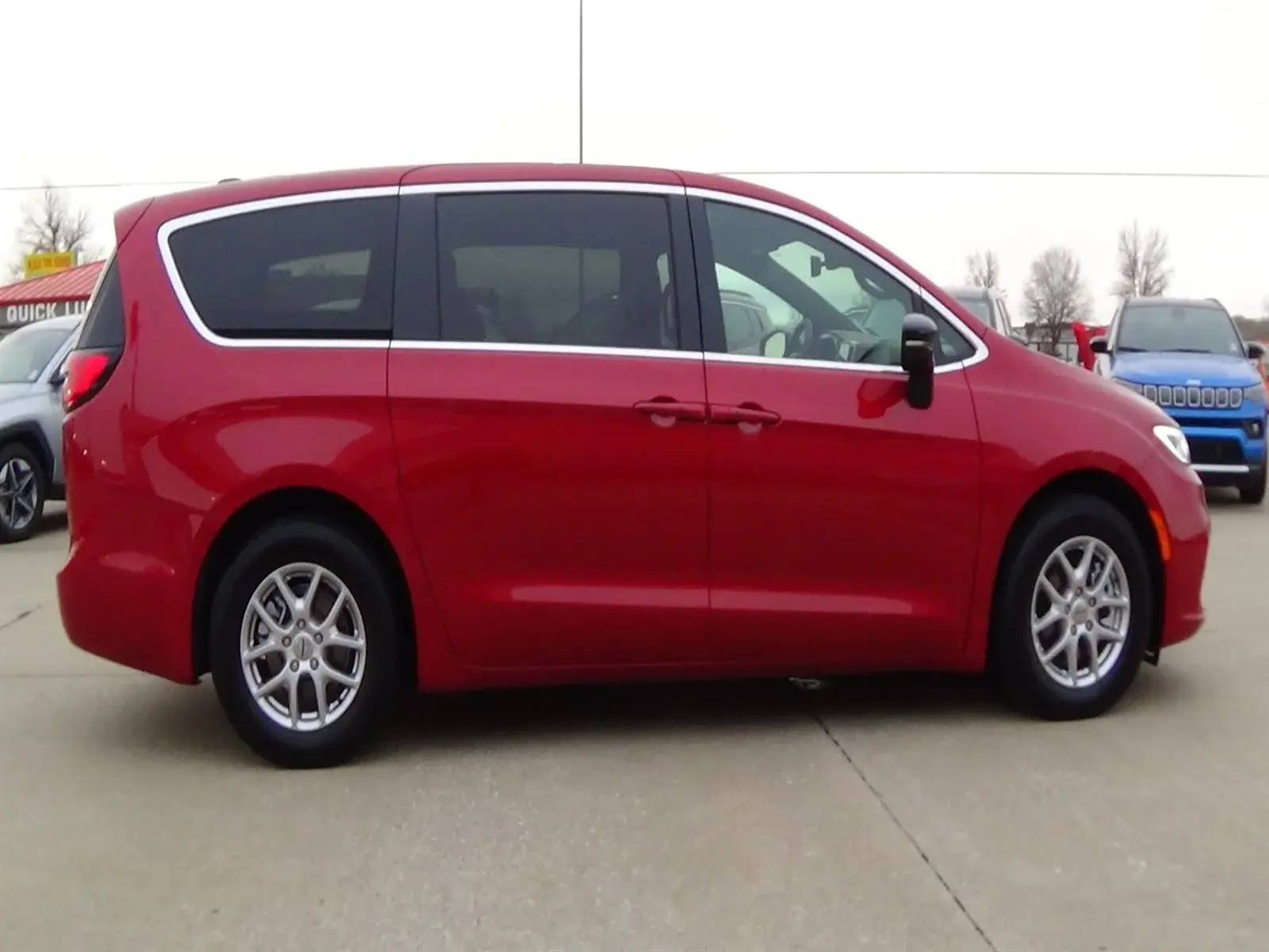 2025 Chrysler Pacifica Select photo 5