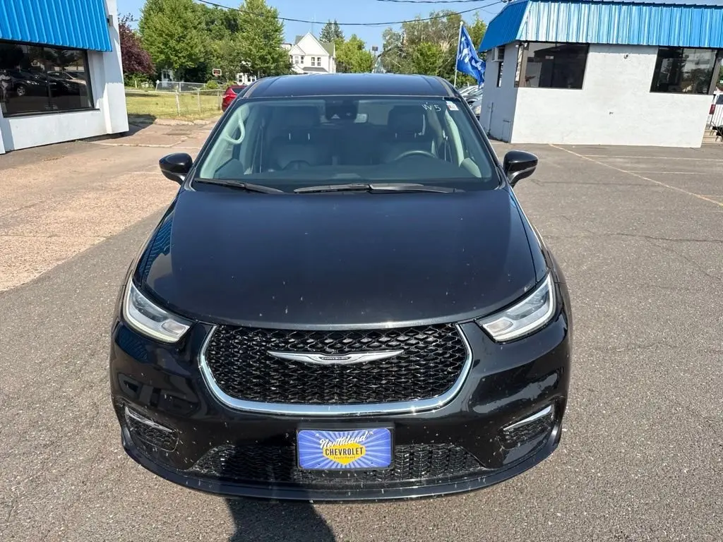 2023 Chrysler Pacifica Touring L photo 4