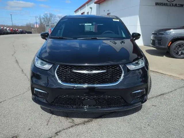 2026 Chrysler Pacifica Select photo 3