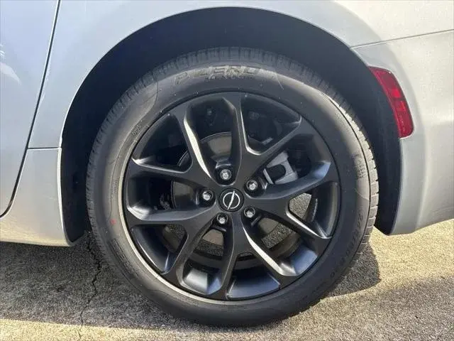 2026 Chrysler Pacifica Select photo 3