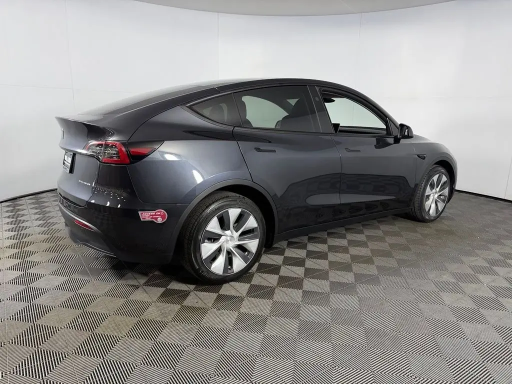 2024 Tesla Model Y Long Range Dual Motor All-Wheel Drive photo 5