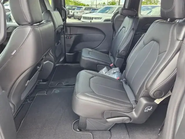2026 Chrysler Pacifica Select photo 5