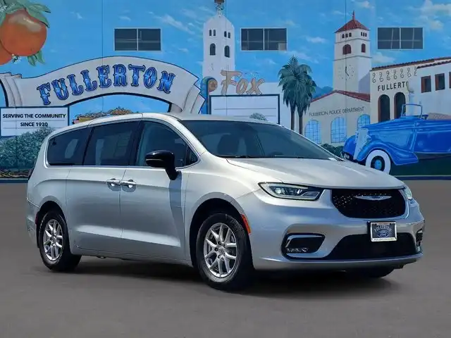 2024 Chrysler Pacifica Touring L's photo