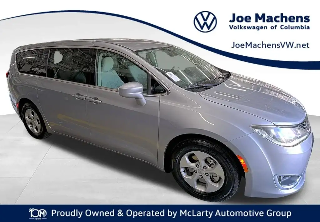 2018 Chrysler Pacifica Hybrid Touring Plus's photo