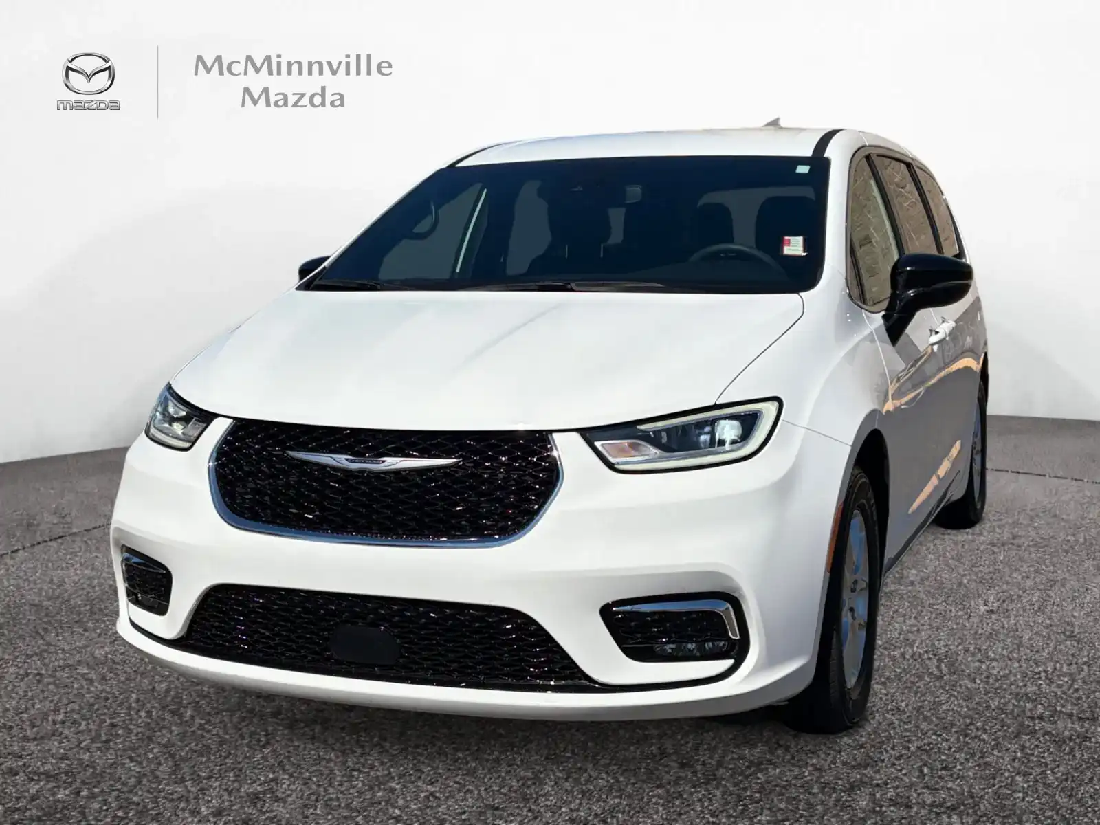 2025 Chrysler Pacifica Select's photo