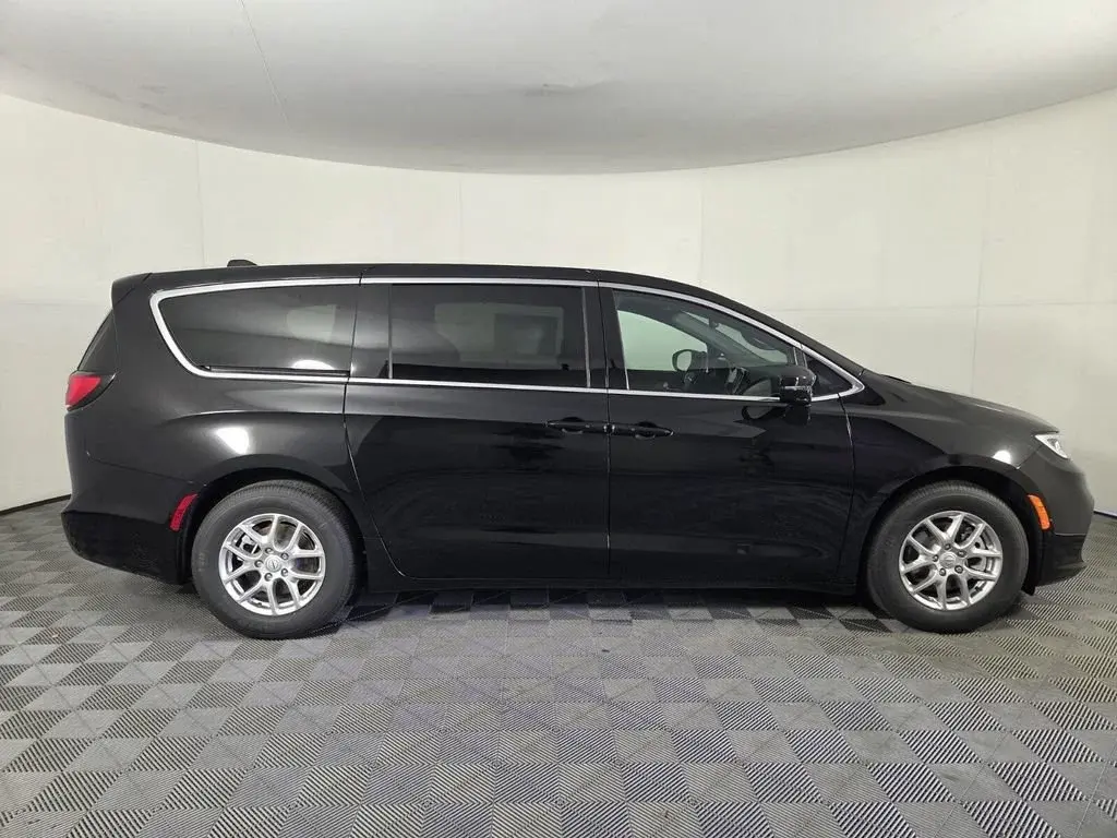 2026 Chrysler Pacifica Select photo 5