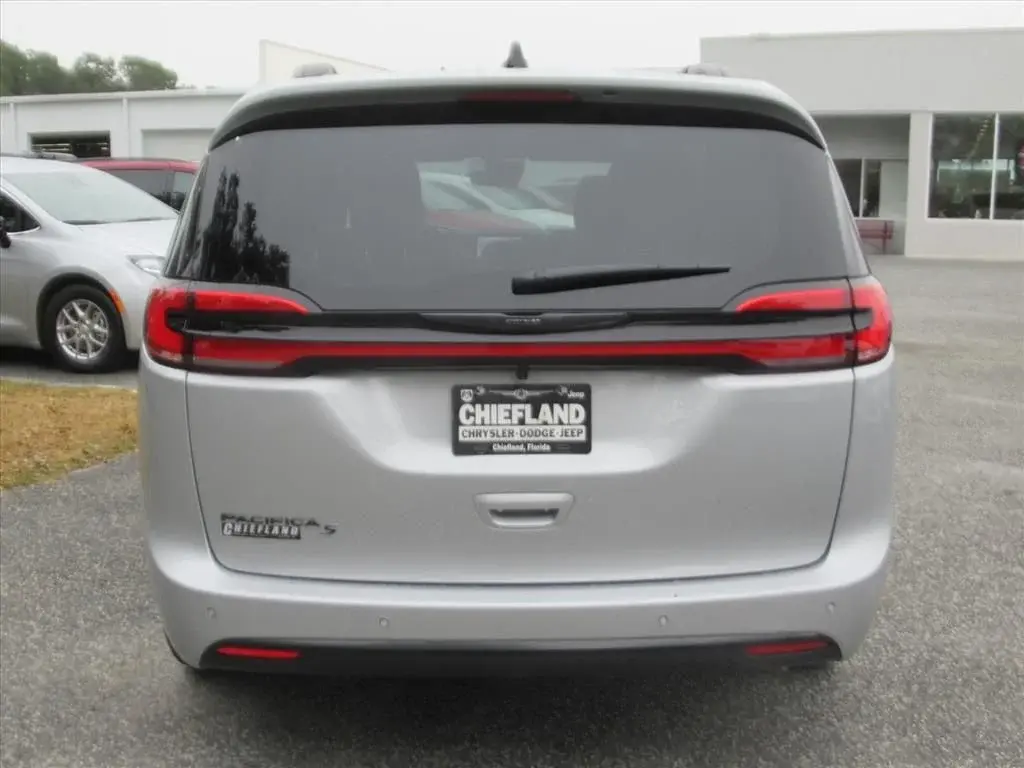 2026 Chrysler Pacifica Select photo 5