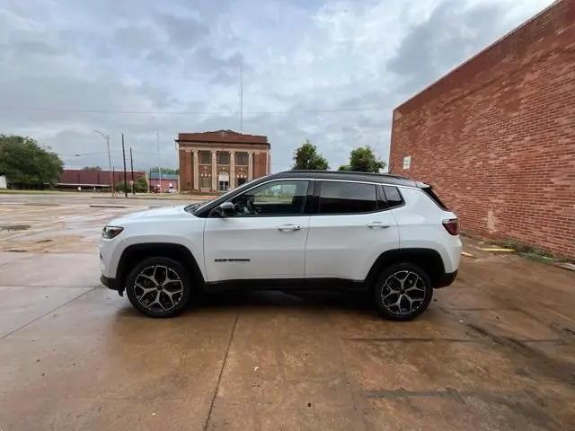2025 Jeep Compass Limited 4X4 photo 4
